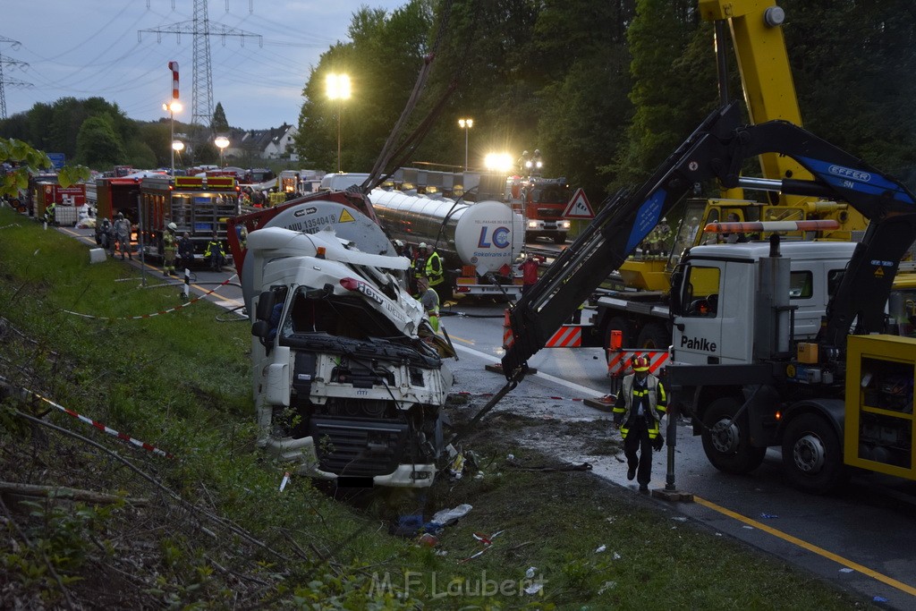 VU Gefahrgut LKW umgestuerzt A 4 Rich Koeln Hoehe AS Gummersbach P487.JPG - Miklos Laubert